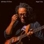 Oben steht "Jeff Parker ETA IVtet" und "Happy Today". Ein Mann mit Brille, Lächeln und Gitarre in dunklem Licht.