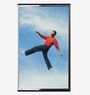 Illustration: Eine Person im roten Pullover schwebt spielerisch im Himmel mit blauem Hintergrund und Wolken.