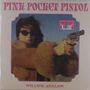 „PINK POCKET PISTOL“ oben, „WILLOW AVALON“ unten. Frau mit Sonnenbrille zielt mit Pistole, trägt Felljacke. Retro-Stil.