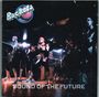 „ROCKETS“, „SOUND OF THE FUTURE“. Eine Band in futuristischen Kostümen auf einer Bühne, mit Instrumenten ausgestattet.
