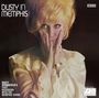 „Dusty in Memphis“, „Dusty Springfield's First Recording with the Memphis Sound“. Frau mit blonden Haaren und Spitzenkleid.