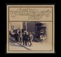 "Grateful Dead WORKINGMAN'S DEAD." Schwarz-weiß Foto von Menschen, die in einer Straßenzeile stehen. Vintage-Stil.