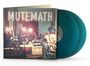 Text "MUTEMATH" in Großbuchstaben. Albumcover mit Band auf einer Bühne, umgeben von Instrumenten. Zwei blaue Vinylplatten.