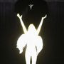 Keine erkennbaren Texte. Silhouette einer Figur mit Flügeln, die erleuchtet ist und ihre Arme zum Himmel streckt.