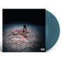 Parental Advisory-Logo. Frau sitzt im roten und blauen Kabelgewirr auf dunklem Hintergrund. Schallplatte daneben.