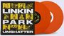 "LINKIN PARK UNSHATTER" in großen Buchstaben. Links Schwarz-Weiß-Porträts, rechts zwei orangefarbene Schallplatten.