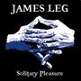 „JAMES LEG“, „Solitary Pleasure“. Gezeichnete Hände, gefaltet, blaue und weiße Töne, schwarzer Hintergrund.