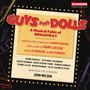 "Guys and Dolls: A Musical Fable of Broadway" in roten und goldenen Buchstaben. Instrumente als Umrisse im Hintergrund.