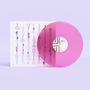 Auf einem violetten Hintergrund liegt eine durchsichtige rosa Schallplatte über einem kunstvoll gemusterten Albumcover.