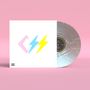 Text "CSS" in pastellfarbenen Buchstaben. Eine transparente Vinyl-Schallplatte auf rosa Hintergrund.