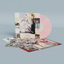 Eine rosafarbene Vinyl-Schallplatte ragt aus einem Cover mit Patchwork-Design, innen liegen Collagen. Auf einem Schild steht "you made me".