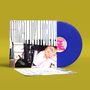 Der Text "ULTIMATE LOVE FOREVER" ist groß auf einem Albumcover. Eine blaue Vinyl-Schallplatte liegt daneben.