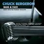 "CHUCK BERGERON BASS & FACE" in Blau und Weiß, Mikrofon und Kontrabassstreicher im Hintergrund.