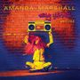 "Amanda Marshall", "Heavy Lifting", "Deluxe". Eine farbenfrohe Illustration: Person hält einen Ghettoblaster vor einer Backsteinwand.