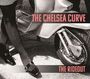 "THE CHELSEA CURVE" und "THE RIDEOUT". Schwarze Schuhe und eine Vespa, Beine in Strumpfhose. Retro-Stil.