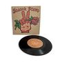 "Seasick Steve", "Love & Peace" stehen auf einem Cover. Illustration eines Peace-Zeichens mit Rose. Eine Schallplatte davor.