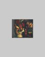 Roter Kreis mit Q, Menschen in entspannter Pose, gedämpftes Licht, leicht verwischt.