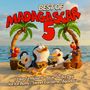 "Best of Madagascar 5: I Like To Move It, Blue-da Ba Dee, Ice Ice Baby, Sweet Caroline, Agadou." 
Animierte Pinguine musizieren am Strand.