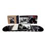 "BOB DYLAN FRAGMENTS", "THE BOOTLEG SERIES VOL. 17". Foto: Person mit Gitarre auf einem Sofa sitzend in einem Raum.
