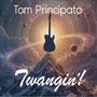 "Tom Principato" und "Twangin'!" im Vordergrund, ein Berg und eine Gitarre vor einem kosmischen Hintergrund.