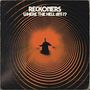 Text: "RECKONERS WHERE THE HELL AM I?" 
Eine Silhouette in einem spiralförmigen, orangen und schwarzen Muster.