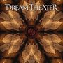"DREAM THEATER" oben, "LIVE AT WACKEN (2015)" unten, mittig rotes Logo mit fünfzackigem, symmetrischem Muster.