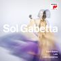 "Sol Gabetta", "Saint-Saëns", "Lalo", "Cello Concertos". Logo von Sony Classical oben rechts. Frau mit Cellobogen in fließendem Kleid.