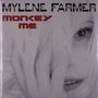 Text: "MYLENE FARMER" oben, "MONKEY ME" in Rot darunter. Schwarz-Weiß-Porträt mit einem Auge und Haaren im Gesicht.