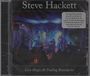 "Steve Hackett" und "Live Magic At Trading Boundaries" steht auf einem Musikalbum-Cover mit einer Bühnenaufnahme.