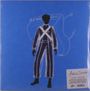 "Andre 3000" in großer Schrift oben. Silhouette eines Musikers mit Retro-Uniform in Blau mit Instrument im Hintergrund.