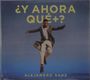 Text: "¿Y AHORA QUÉ+?" und "ALEJANDRO SANZ". Ein Mann in hellem Mantel springt vor blauem Hintergrund.