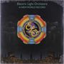 "Electric Light Orchestra" und "A New World Record" oben. Darunter ein buntes, kreisförmiges Logo, Stadt-Silhouette am Boden.