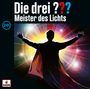 "Die drei ??? Meister des Lichts" in großen Buchstaben, darunter ein Mann mit ausgebreiteten Armen vor bunten Lichtern.