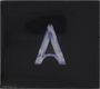 Ein großes, stilisiertes "A" in heller, durchscheinender Optik auf schwarzem Hintergrund.