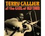 „Terry Callier at the Earl of Old Town“. Ein Mann spielt Akustikgitarre vor einem Mikrofon. Vintage-Stil.