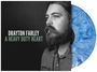 „DRAYTON FARLEY A HEAVY DUTY HEART“. Schwarz-weißes Porträt eines bärtigen Mannes, blaue marmorierte Vinyl-Schallplatte.