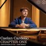 Text: "Caelan Cardello Chapter One Jonathon Muir-Cotton Domo Branch." Ein Mann am Klavier in elegantem Ambiente.
