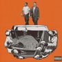 "Parental Advisory Explicit Content" unten rechts. Zwei Männer laufen über ein riesiges Glas, das von Händen gehalten wird. Orange Hintergrund.