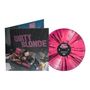 Text: "DIRTY BLONDE". Eine pinkfarbene Schallplatte mit schwarzem Sprenkelmuster und einem Cover mit einer Person auf einer Couch.