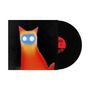 Rotes Katzenwesen mit leuchtenden Augen auf schwarzem Hintergrund, daneben eine schwarze Vinyl-Schallplatte.