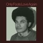 "Only Fools Love Again" in rot. Schwarz-weißes Porträt eines Mannes mit Afro-Frisur und neutralem Gesichtsausdruck.