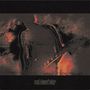 Text: "red dwarf star". Verschwommene Illustration mit abstrakten Formen in Rot, Schwarz und Grau.