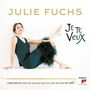 Text: "JULIE FUCHS" und "JE TE VEUX". Eine Frau liegt elegant auf einem weißen Klavier. Unten rechts ein Logo.