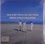 Text: "THIS IS MY TRUTH TELL ME YOURS MANIC STREET PREACHERS." Drei Personen in heller Kleidung am Strand.
