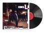 Text: "BIG L", "LIFESTYLEZ OV DA POOR & DANGEROUS", "ONE WAY", "DONT WALK". 
Ein schwarzer Mann steht auf einer Straße, umgeben von Menschen. Vinyl-Schallplatte sichtbar.
