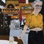 "Voodoo Jürgens Gschnas" ist ein Logo. Darunter eine kreative Darstellung einer Person in gelbem Hemd in einer Bar.