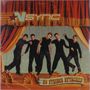 Oben steht „NSYNC“. Unten auf einem Banner „NO STRINGS ATTACHED“. Fünf Personen sind als Marionetten dargestellt.
