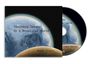 "Violence Insane in a Beautiful World" und "Roger Taylor" auf Erde-Mond-Illustration vor schwarzem Weltraumhintergrund.