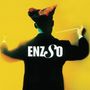 Der Text "ENZSO" steht auf dem Rücken eines Dirigenten vor einem leuchtend gelben Hintergrund.