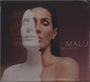Text: "MALÚ QUINCE". Eine Frau mit geschlossenen Augen, Gesicht teils hinter einer zerbrochenen weißen Maske.